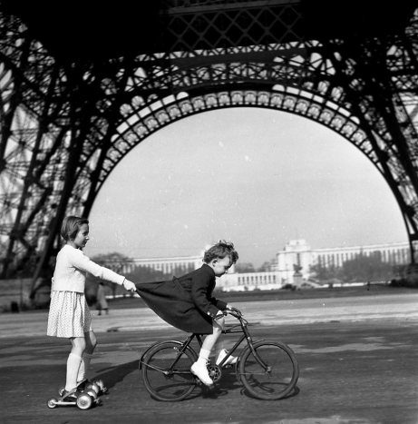 Le remorqueur du Champs de Mars, 1943